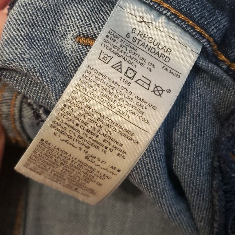 Old Navy Maternity Jean Shorts - Picture 6 of 9